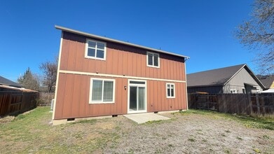 3466 SW Evergreen Ave in Redmond, OR - Building Photo - Building Photo