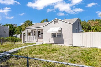 933 30th Ct in West Palm Beach, FL - Building Photo - Building Photo