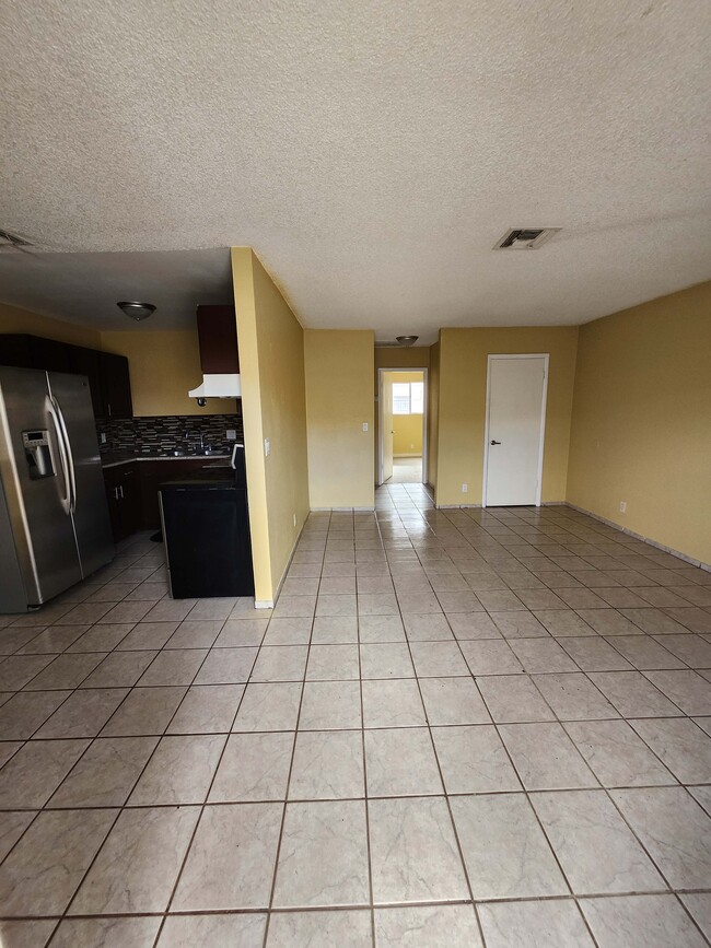 2553 Ellis St, Unit D in North Las Vegas, NV - Building Photo - Building Photo