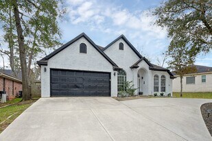 180 Park Way in Montgomery, TX - Building Photo