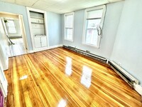 203 Chelsea St, Unit #3 in Boston, MA - Building Photo - Building Photo