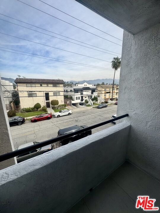 900 E Lomita Ave in Glendale, CA - Building Photo - Building Photo