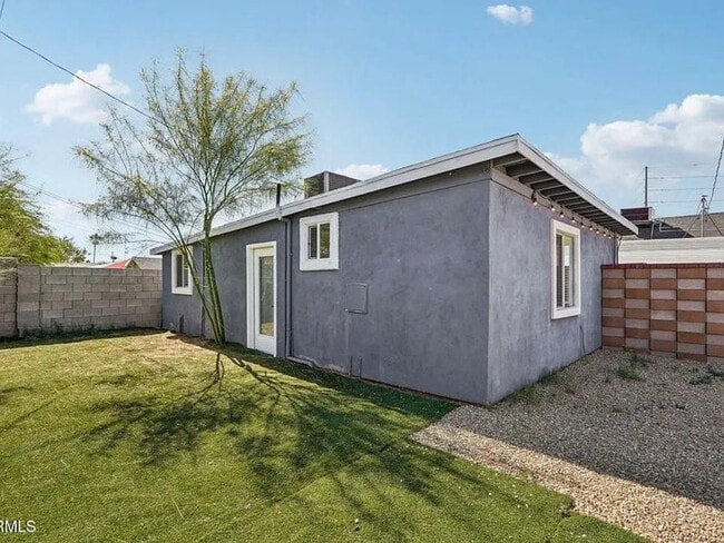 property at 2118 E Oak St