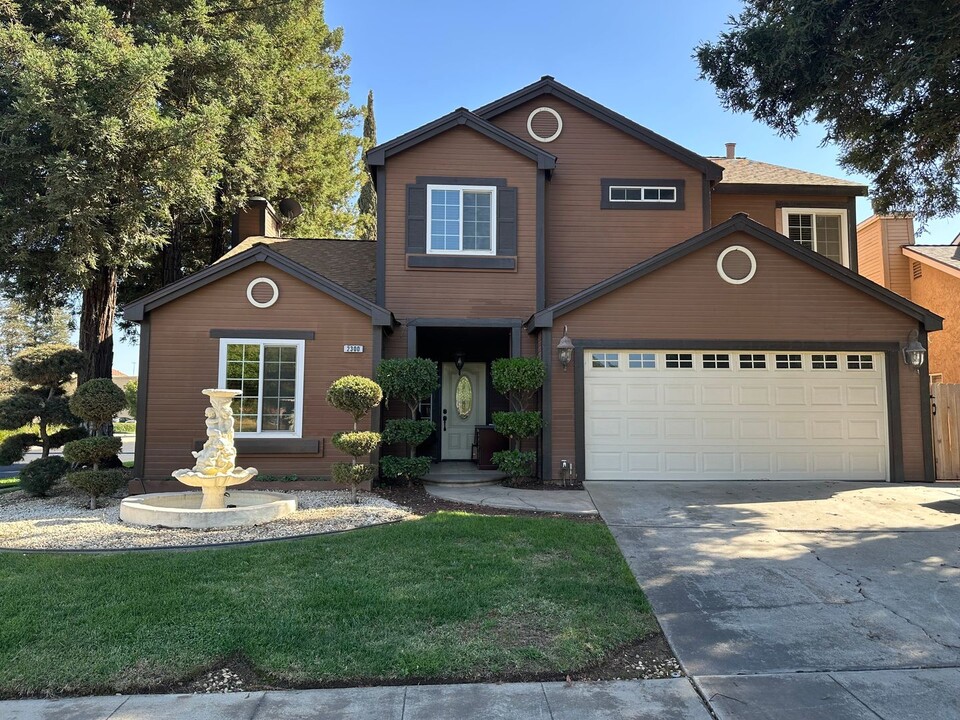 2300 Ironwood Way in Madera, CA - Foto de edificio