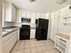 4141 Via Marisol, Unit 214 in Los Angeles, CA - Foto de edificio - Building Photo