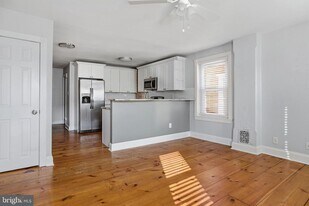 33 E Front St in Media, PA - Building Photo