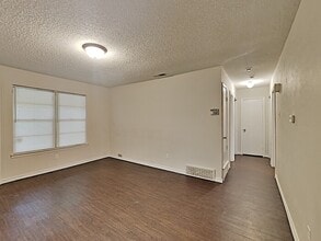718 E Kirnwood Dr in Dallas, TX - Building Photo - Building Photo