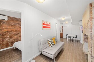 619 10th St NE, Unit 2 in Washington, DC - Foto de edificio - Building Photo