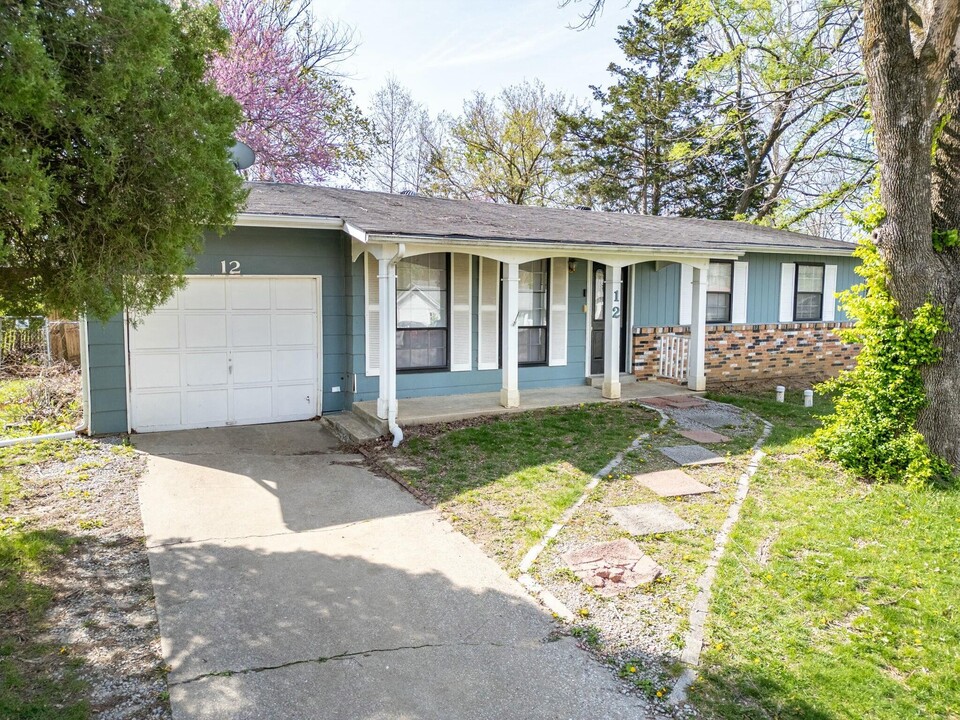 12 E Alhambra Dr in Columbia, MO - Building Photo