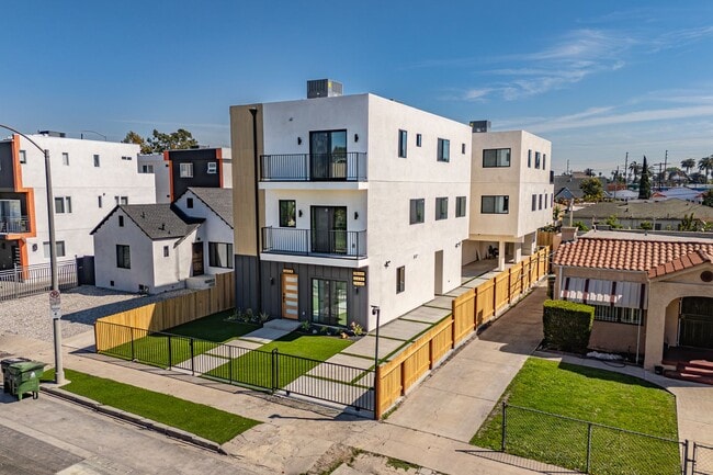 2424 S West View St in Los Angeles, CA - Foto de edificio - Building Photo