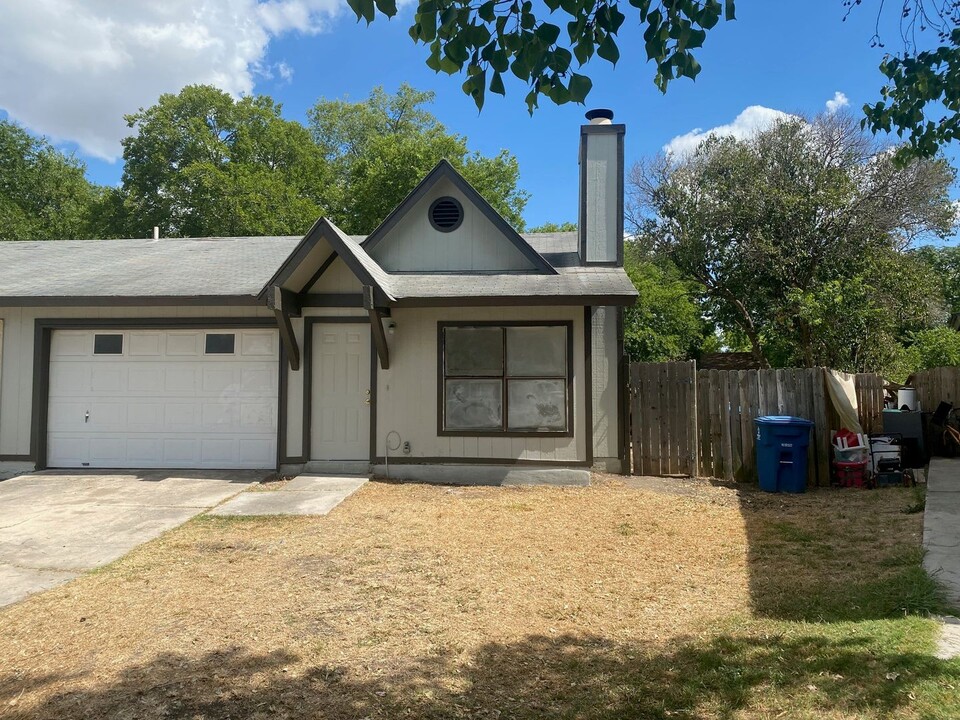 2628 Corian Glen Dr in San Antonio, TX - Foto de edificio