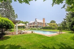 5 Artist Colony Ln in Southampton, NY - Building Photo