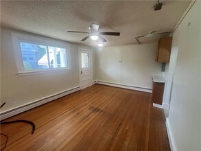 1022 Main St in West Warwick, RI - Building Photo - Building Photo