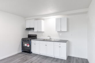 Freshly Modernized 1-Bed, 1-Bath Apartments in Adelanto!! in Adelanto, CA - Foto de edificio - Interior Photo