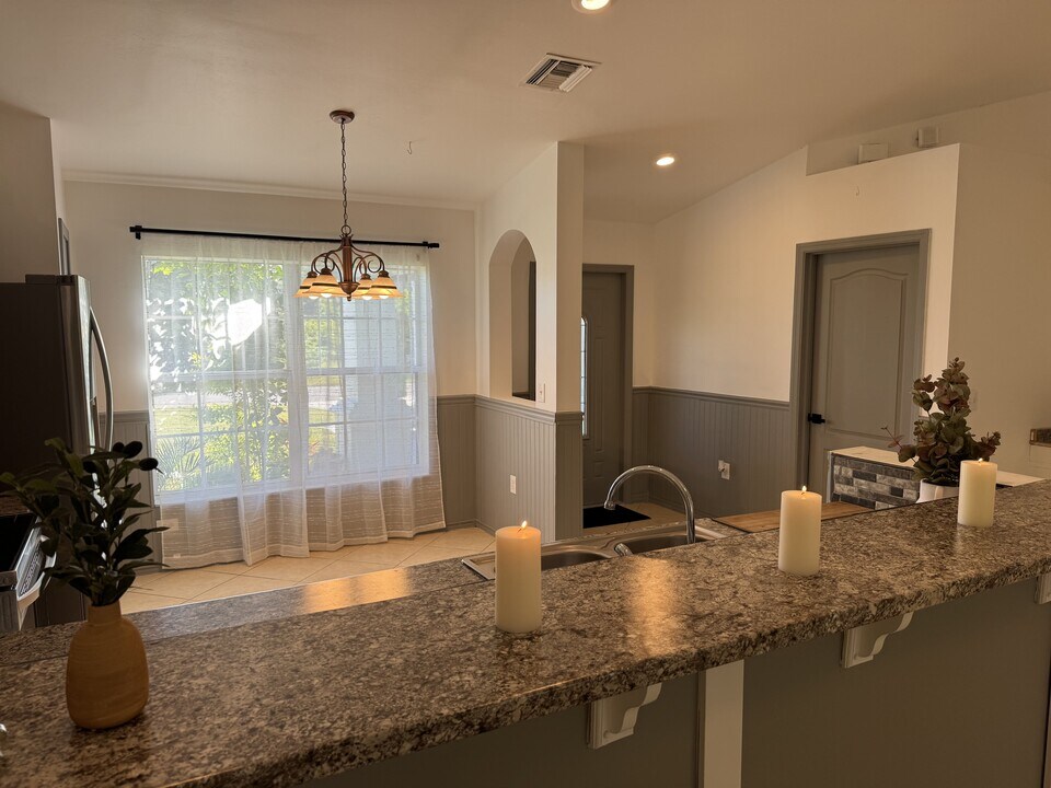 3618 NE 18th Pl in Cape Coral, FL - Foto de edificio