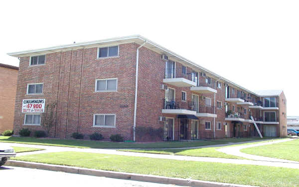 Clearing Court Condominiums in Chicago, IL - Building Photo - Building Photo