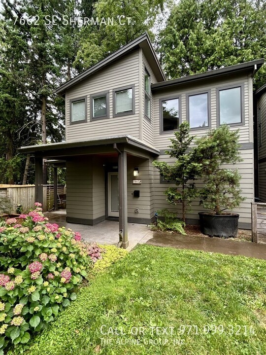 7662 SE Sherman St in Portland, OR - Building Photo