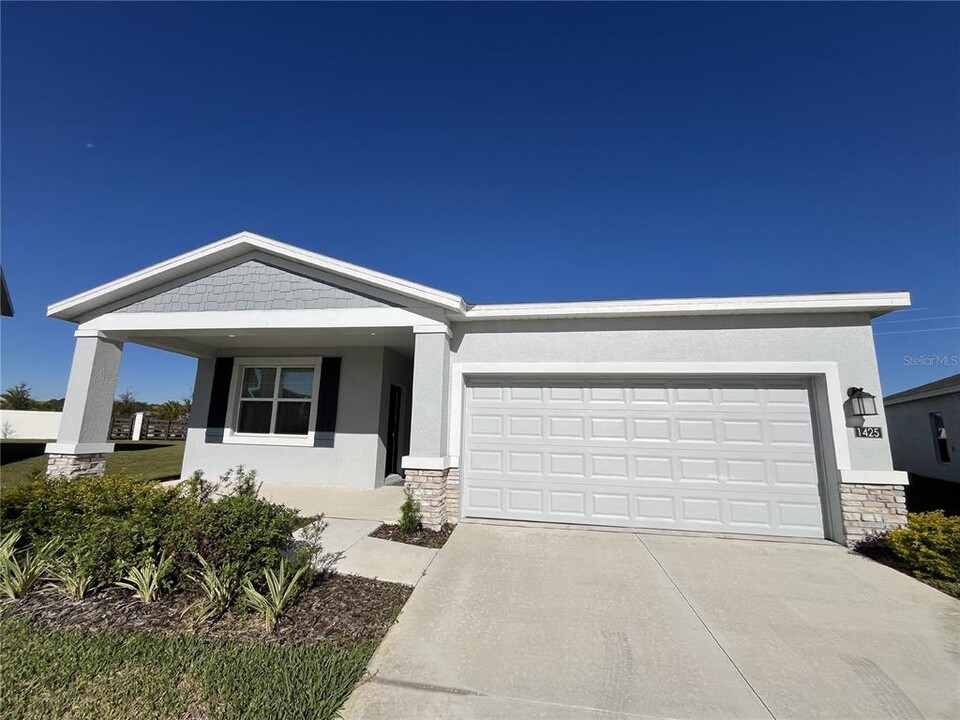 1425 Deepwater Cir in Winter Haven, FL - Foto de edificio