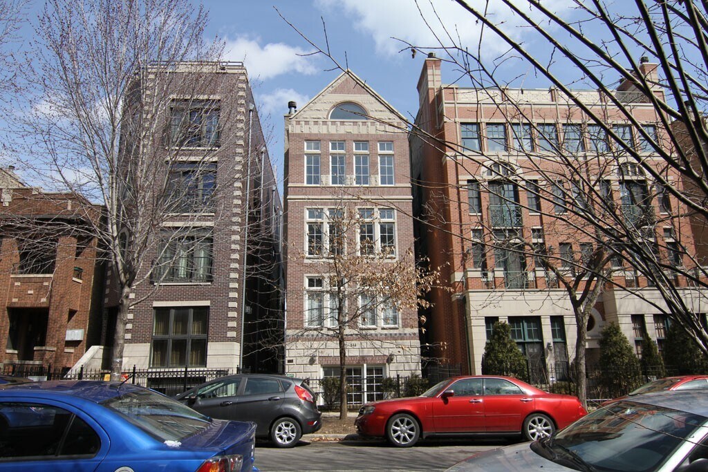 844 W Buckingham Pl, Unit J08P in Chicago, IL - Building Photo