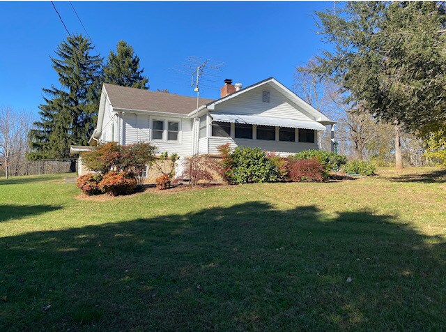 31 Queen Rd in Candler, NC - Building Photo