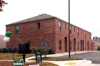 Pin Oak Townhomes UC- Refer To 9592623 in Tulsa, OK - Foto de edificio - Building Photo