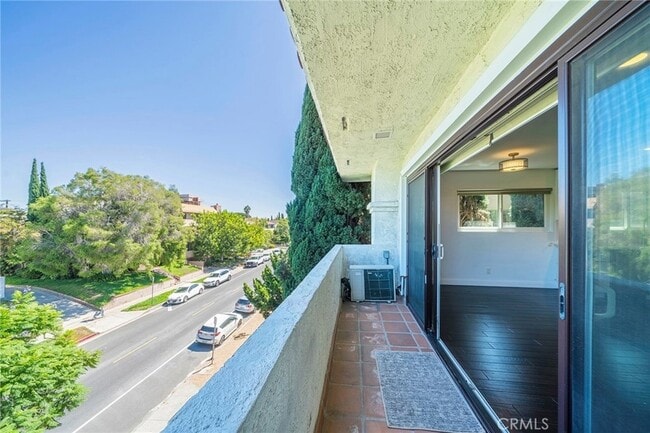 1601 Veteran Ave, Unit 301 in Los Angeles, CA - Building Photo - Building Photo