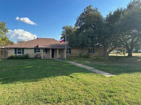 702 E Kezee St in Calvert, TX - Building Photo
