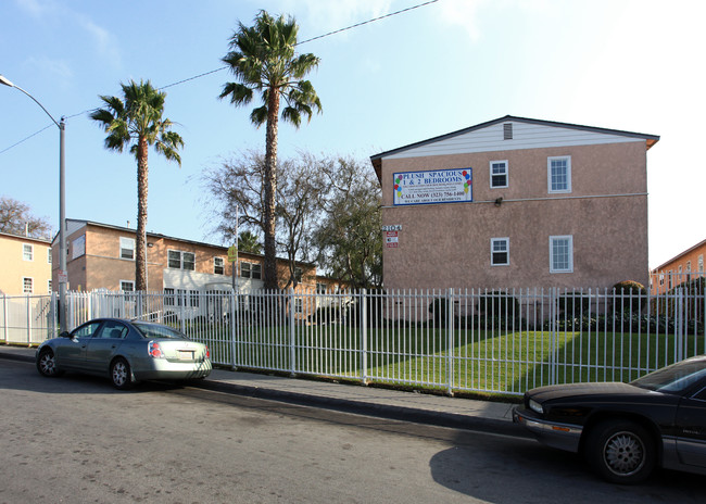 Century Group Apartments in Los Angeles, CA - Foto de edificio - Building Photo