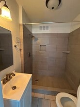 1002 W 6th St in Hanford, CA - Building Photo - Building Photo