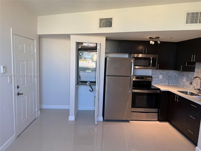 2630 SW 28th St in Miami, FL - Foto de edificio - Building Photo