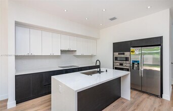 6654 SW 84th St in Miami, FL - Building Photo - Building Photo