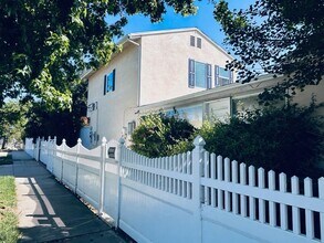 13859 Valerio St in Los Angeles, CA - Foto de edificio - Building Photo