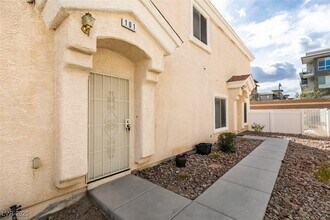 6473 Stone Dry Ave in Henderson, NV - Building Photo - Building Photo