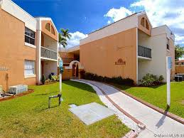 6992 NW 186th St in Hialeah, FL - Building Photo - Building Photo