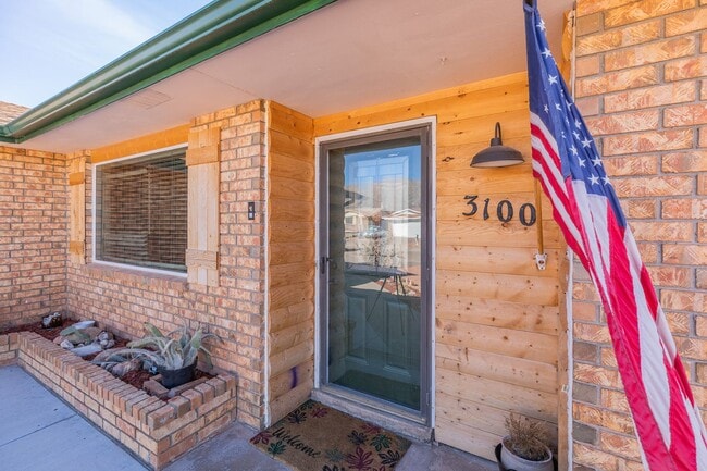 Beautiful 3 Bed 2 Bath - Gorgeous Views & Fenced in Backyard! in Alamogordo, NM - Building Photo - Building Photo