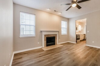 5586 Sweet River Dr, Unit 319 in Indianapolis, IN - Foto de edificio - Building Photo