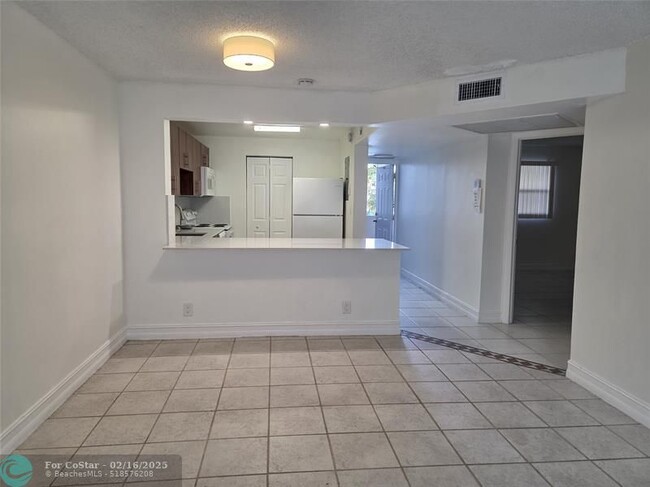 8040 N Colony Cir in Tamarac, FL - Building Photo - Building Photo