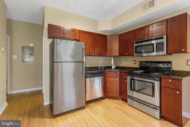 909 N 19th St-Unit -B in Philadelphia, PA - Building Photo - Building Photo