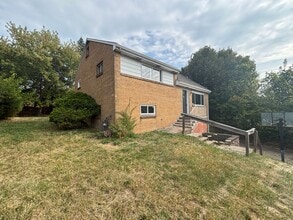 127 St Croix Dr in Pittsburgh, PA - Building Photo - Building Photo