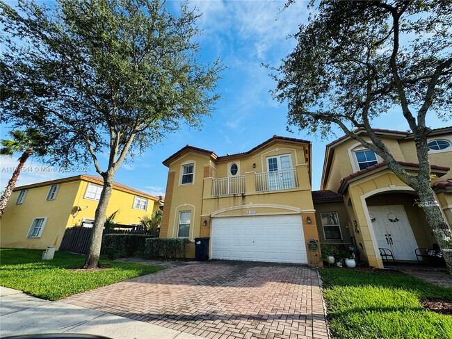 11020 NW 87th Ln in Doral, FL - Foto de edificio - Building Photo