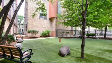 105 W Chestnut St, Unit 3206 in Chicago, IL - Building Photo - Building Photo