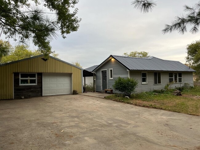 9075 17 Mile Rd in Paris, MI - Building Photo - Building Photo