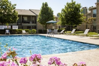 Coronado North Apartments in Denton, TX - Foto de edificio - Building Photo