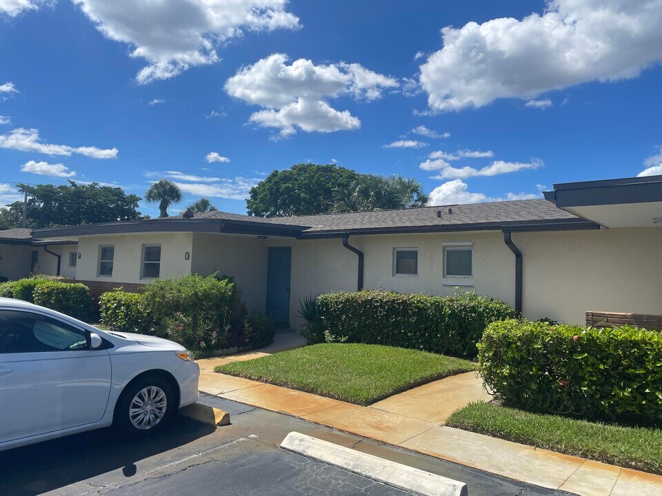 2931 Ashley Dr W in West Palm Beach, FL - Building Photo