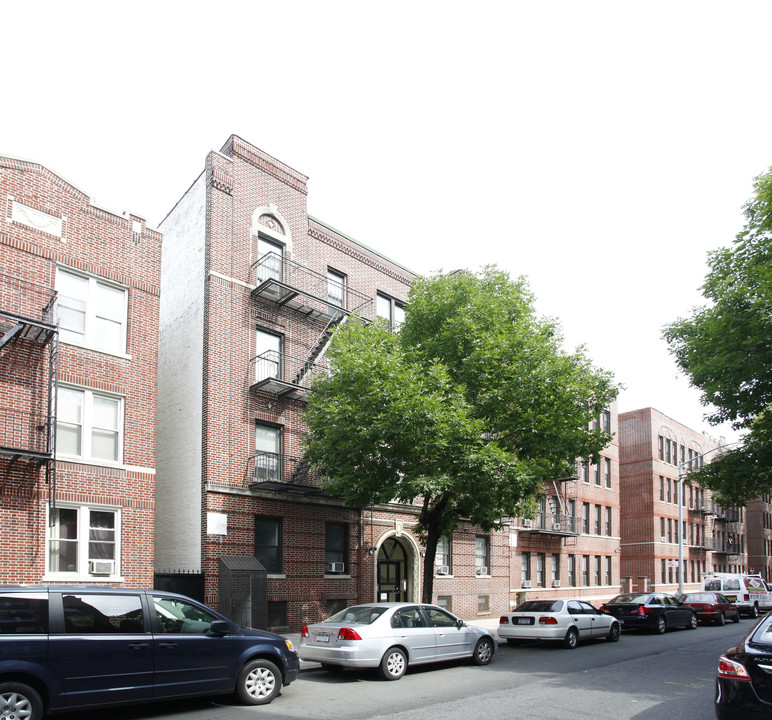 31-68 33rd St in Astoria, NY - Building Photo