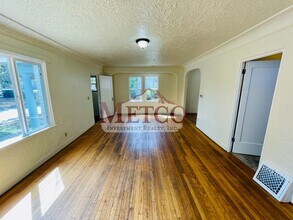 327 E 15th Ave in Eugene, OR - Foto de edificio - Building Photo