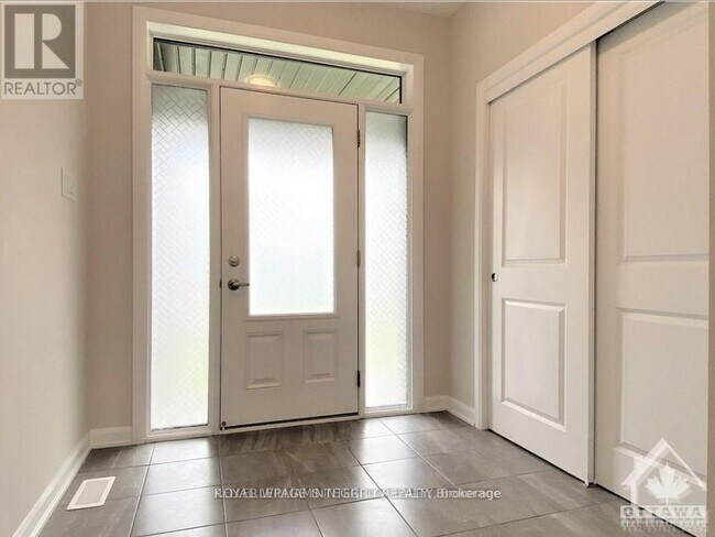 18 Eramosa Cres in Ottawa, ON - Building Photo - Building Photo