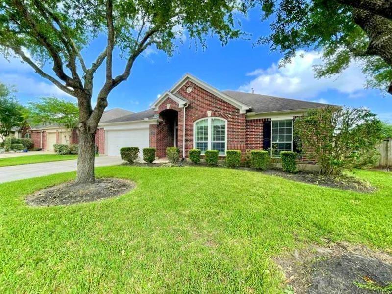 2215 Cambridge Shores Ln in Pearland, TX - Building Photo