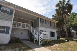 8246 Fairways Cir in Ocala, FL - Building Photo