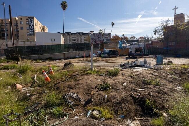 2600 San Marino St in Los Angeles, CA - Building Photo - Building Photo